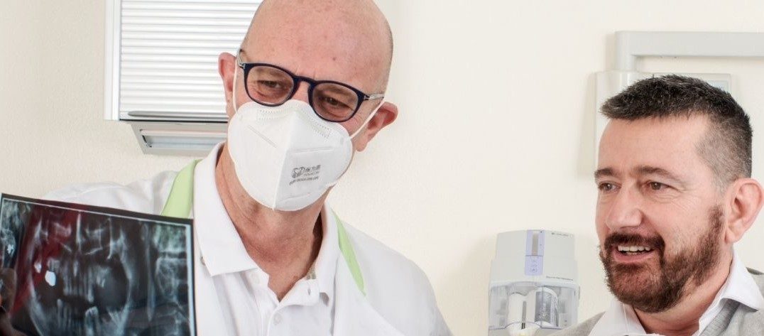 Senza denti e osso, nuovo sorriso con impianti zigomatici