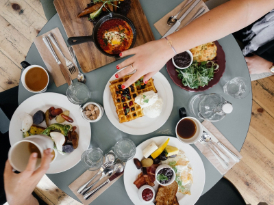 Perché si mangia di più: ecco i motivi e come evitarlo