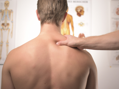 Lombalgia, possibili cause: problemi oculari e cervicali
